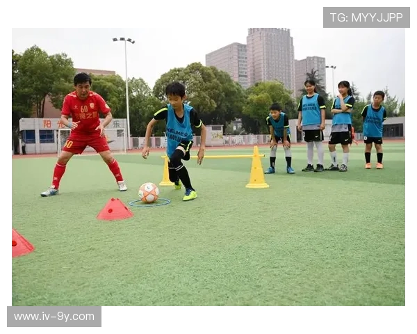 十二岁足球少年在激烈比赛中展现团队精神与拼搏风采的精彩瞬间